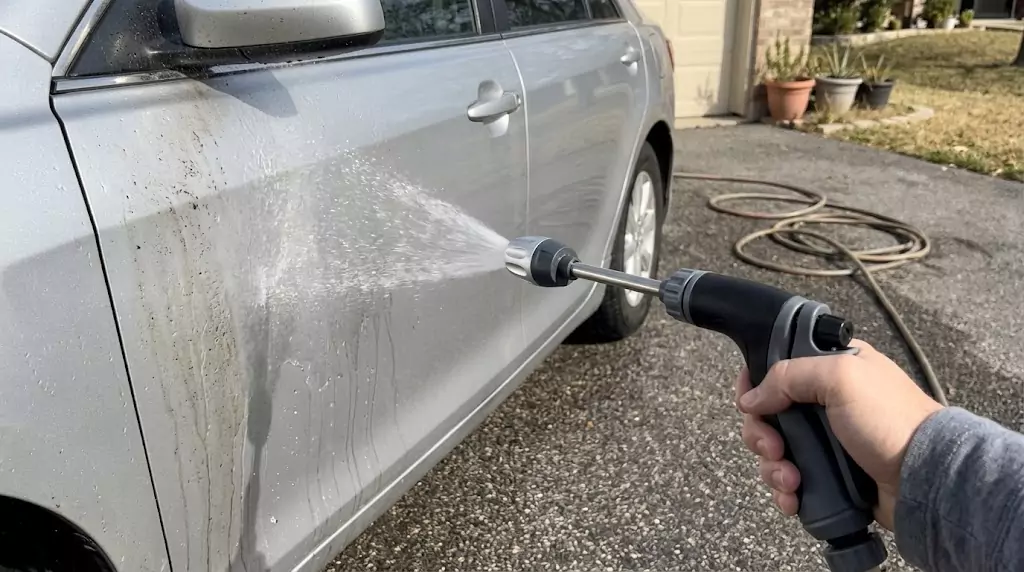 Test Jetterix su una station wagon familiare grigio argento — getto a ventaglio soffice direttamente sulla portiera laterale